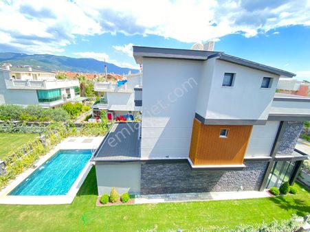 İzmir Menderes Gümüldürde Deniz Tarafında Satılık Tek Müstakil Geniş Bahçeli 4 + 1 Havuzlu Yazlık