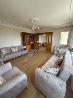 Cumhuriyet Mahallesinde Ara Kat, Asansörlü Ve Doğalgazlı 3+1 Satılık Daire