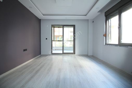 Altınkumda Denize Yakın Dogalgazlı Asansörlü 2 Banyolu Ayrı Mutfak 2+1