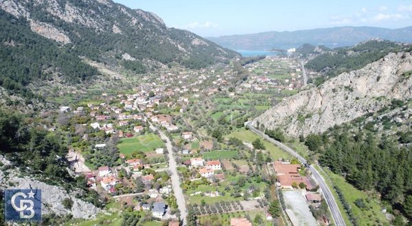 Coldwell Banker Uzman Turgut Köyünde Asfalt Yola Cepheli Tarla