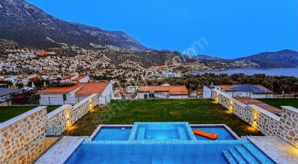 Kalkan Merkezi Bölgede Ultra Lüks Deniz Manzaralı 6+1 Villa