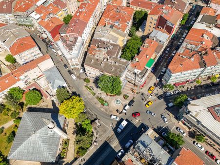 Şehremini De Mükemmel Konumda Ticari Bina