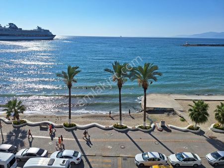 Kuşadası Sahilde Panoramik Manzaralı Satılık Yalı Dairesi