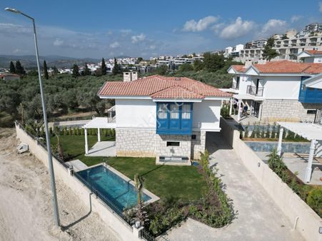 Manzara-sahıle Avm'ye Yakın-güvenlik-özel Havuz/otopark-bahçe-yerden Isıtma-ultra Lüx-akıllı Villa
