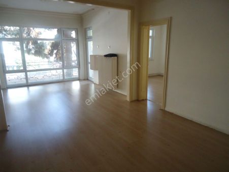 Bahçelievlerde Cadde Üstü Katta 2+1 Metro Yakını Balkonlu Ön Daire