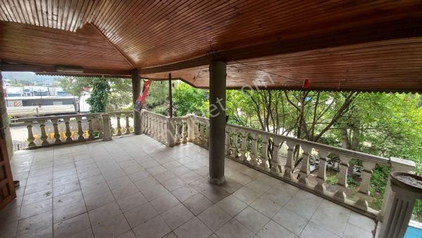 Gemlik Gemsaz'da Borusan Dış Saha Yanı İçinde Villa Olan İmarlı Arsamız Satılık 453m2.