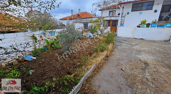 Burhaniye Dutluca Mah. 350 M2 Arsa İçerisinde Satılık Köyevi!