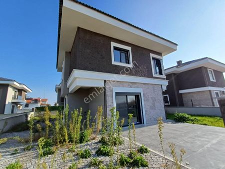 Dikili Güven Emlak’tan Kabakum Mahallesinde Denize Yakın Satılık 4+1 Villa