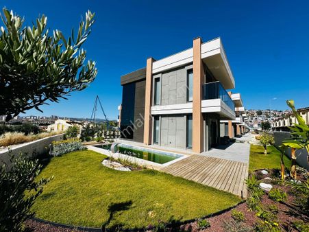 Sahıle Yakın-güvenlik-özel Havuz/otopark-bahçe-kombi-yeni-ultra Lüx-fırsat Müstakil Villalar
