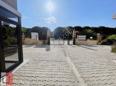 Kuşadası Davutlarda Havuzlu Sitede Tek Müstakil Villa