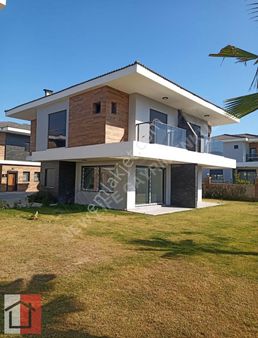 Kuşadası Davutlar Sahile 600 M 3+1 4+1 Villalar