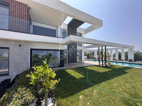 Kuşadası Soğucak'ta Full Deniz Manzaralı Müstakil Villa