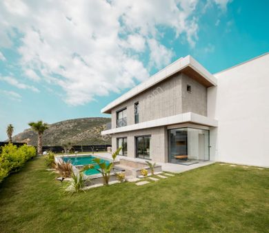 Kuşadası Yavansu'da Deniz Manzaralı Doğalgazlı Muhteşem Villa