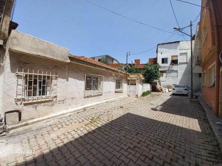 Bornova Zafer'de Satılık Müstakil Ev Ve Arsası