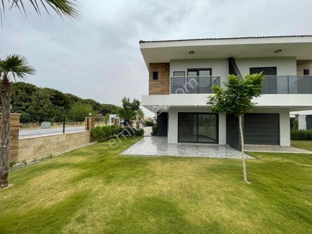 Kuşadası'nda Satılık Denize 600 Mt Köşe Konumlu Villa