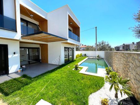 Akçay Oya Gayrimenkul'den Gürede 5+1 Özel Tasarım Yüzme Havuzlu Ultra Lüks Villa