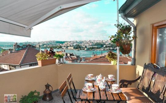 Balat Fenerde Satılık Teraslı Dükkanlı Deniz Manzaralı Bina