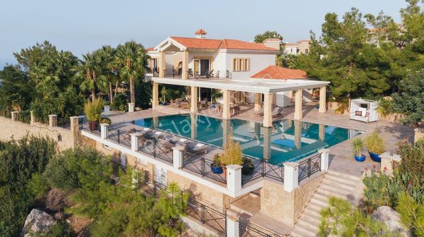 Esentepe'de Muhteşem 4 Yatak Odalı Havuzlu Villa!