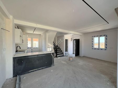 Seferihisar Çevrekent'te 5+1, 180m2 Sıfır Villa