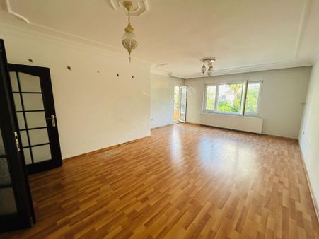 Denize Adım Mesafede Doğalgazlı,ebeveyn Banyolu Geniş 3+1 Daire