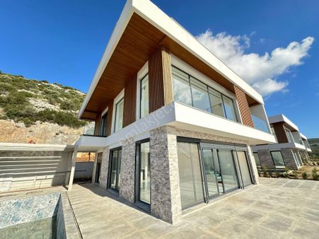Kuşadası'nda Satılık Lüks Malikhane Tadında Villa