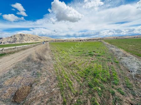 Burdur Kemer Pınarbaşı 📢 2088 M2 Yola Cephe Köy Dibinde 🟢 Yemyeşil Dümdüz Ekilir Biçilir Arazi 🟢