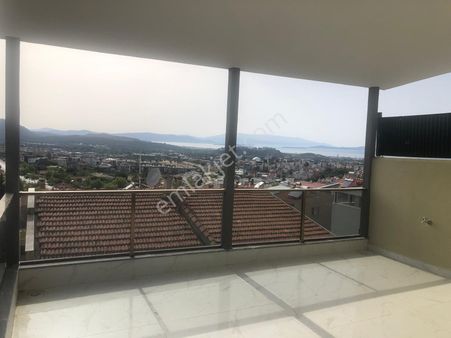 Güzelbahçe Merkezinde Fırsat Fiyata 3+2 Deniz Manzaralı Trıblex Villa Satılık.