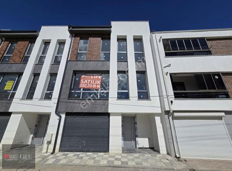 Rw Lıfe/ Sazova Mahallesi Ayazlı Sokakta Satılık 4+1 Villa