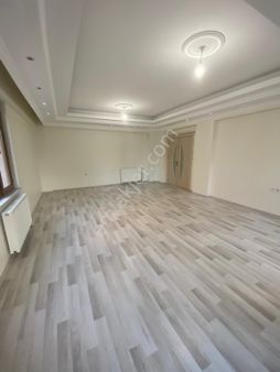 Selimbey Mahallesinde Satılık 3 Katlı Müstakil Ev Ve Arsası