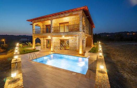 Alanya İncekum'da Satılık Taş Otantik Özel Yapım Havuzlu Villa