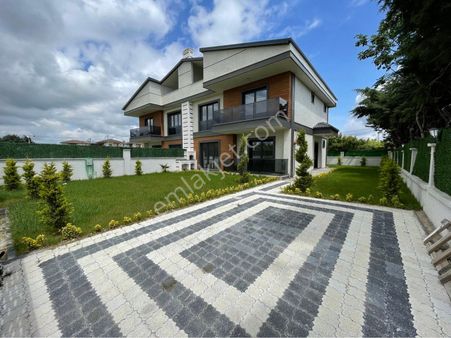 Selimpaşada Her Birisi 323 M2 İçinde Triplex Villa