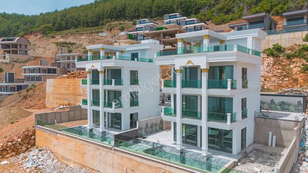 Alanya Tepe'de 4+1 400m² Muhteşem Manzaralı Ultra Lüks Villa!!!