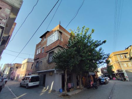 Kuruluş Gayrimenkulden Yeşildirekte Satılık İki Katlı Ev İki Dükkan