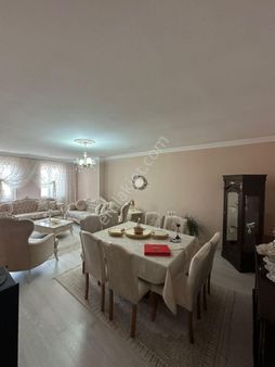 Cumhuriyet Mahallesinde Satılık Geniş 4+1 Daire