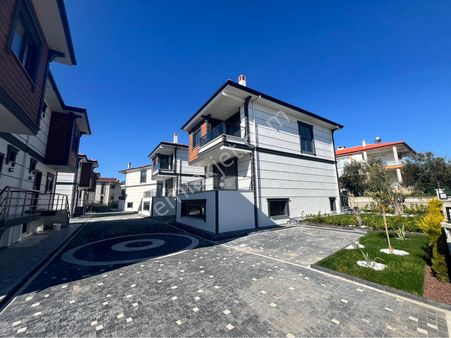 Ayvalık Sarımsaklı'da Satılık 5+1 Tripleks Villa