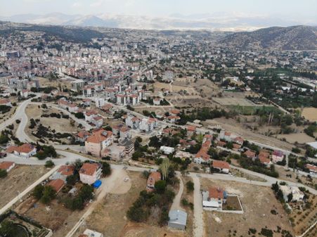 Antalya Elmalı Karyağdı Mah'de Şehire Kuş Bakışı Konumda Satılık 2 Katlı Kerpiç Bina Ve Arsa