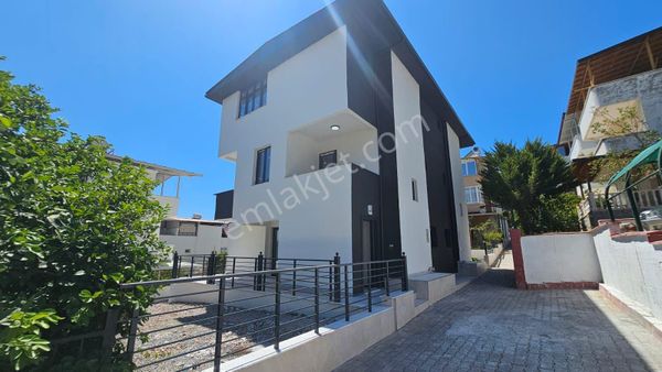 Didim Akbük'te Bahçeli,otoparklı, Deniz Manzaralı Villa