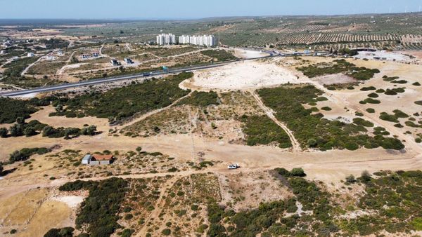 Remax Cool 2'den Göl Manzaralı Satılık Arsa