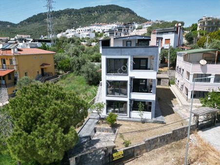 Altınoluk Küçükkuyu Arası Mıhlı Bölgesinde 425 M2 Arsalı Denize 350 Mt Tek Başına 4 Kat 7+3 Müstakil