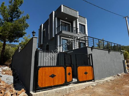 Deniz Manzaralı Geniş Bahçeli Otoparklı Sıfır 3+1 Villa