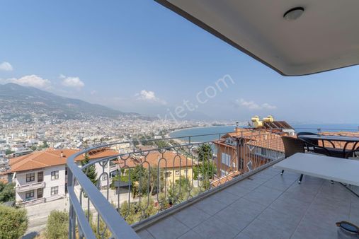 Alanya Merkezde Kale Yamacında Satılık Deniz Ve Şehir Manzaralı 2+1 Daire