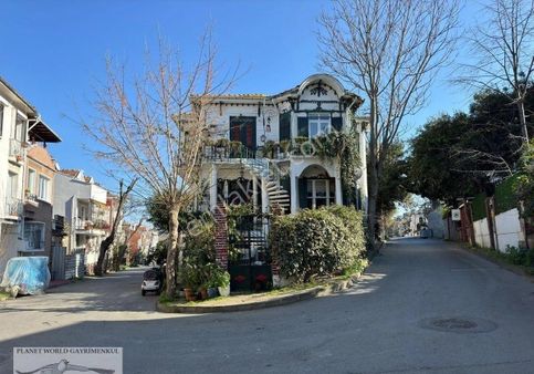 Planet’ten Çınar Meydanında 3 Katlı İhtişamlı Ahşap Köşk