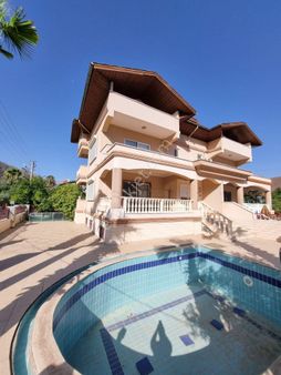 Müjgan Emlaktan Marmaris İçmeler Merkezde Eşyalı 4 Katlı Villa