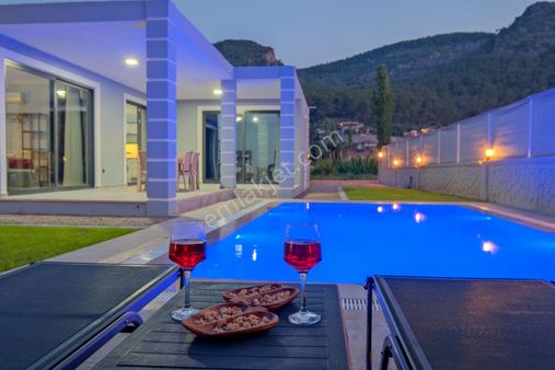 Fethiye İnlice'de Jakuzili Kiralık 2+1 Havuzlu Villa
