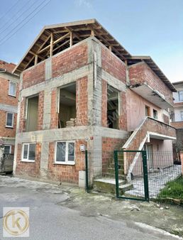 Kaymak Emlaktan Yenigünde 173 M2 Arsa İçersinde 250 M2 Müstakil