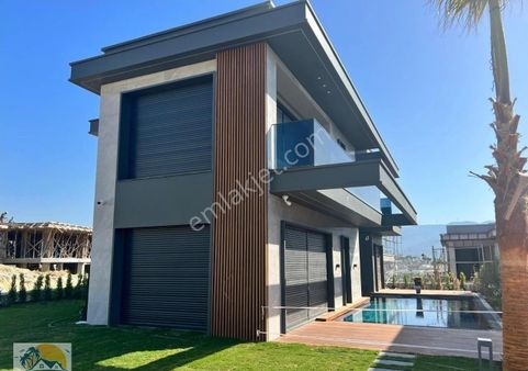 Kuşadası'nda Satılık 4+1 Havuzlu-otoparklı-manzaralı Müthişvilla