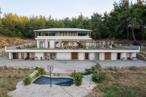 İzmir Menderes'te Satılık Dubleks 820m² Çiftlik Evi Ve 6796m² Arazi