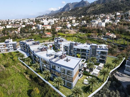 Girne Lapta'da Çift Cephe Manzaralı, Site İçerisinde Bahçe Ve Teraslı 2+1 Satılık Daire !!