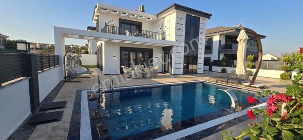 Didim Efelerde 500 M2 Arsa İçinde Yapılı 4+1 Ayrı Mutfaklı Satılık Eşyalı Villa