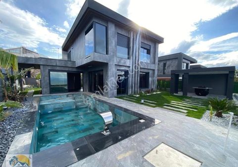 Kuşadası Soğucakta Full Deniz Manzaralı Lüks Villa